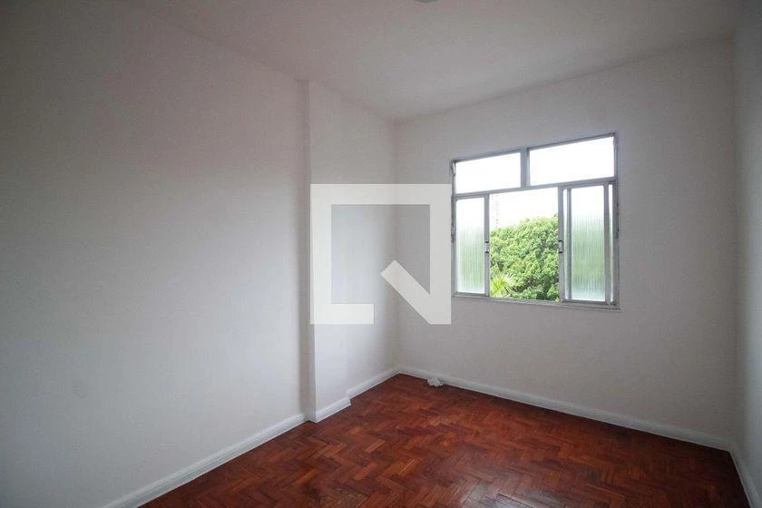 2-bedroom apartment with wood or laminate floors — photo 3
