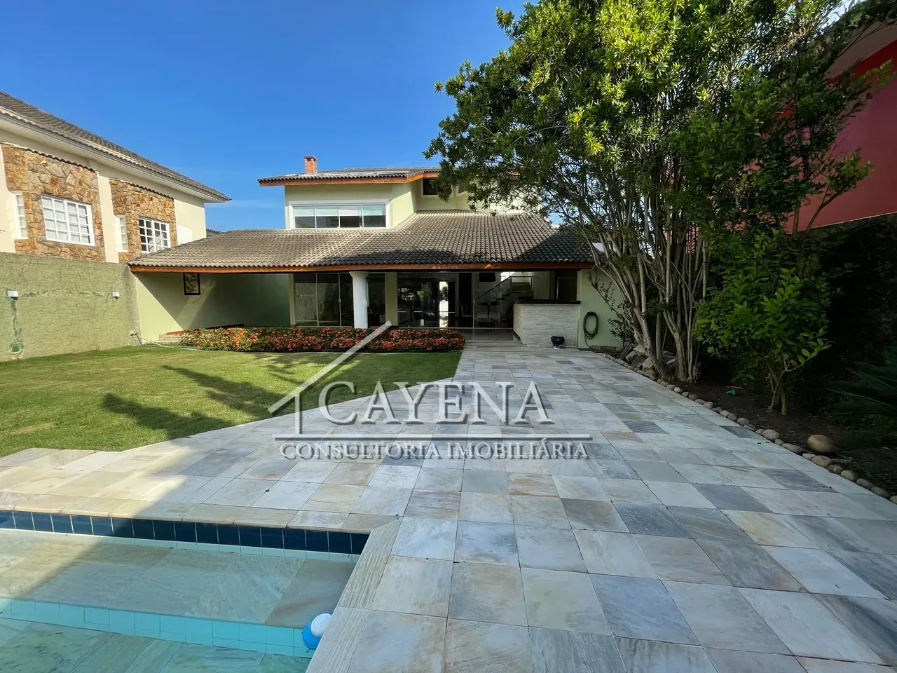 4 quartos e banheira: casa de 650 m² — photo 29
