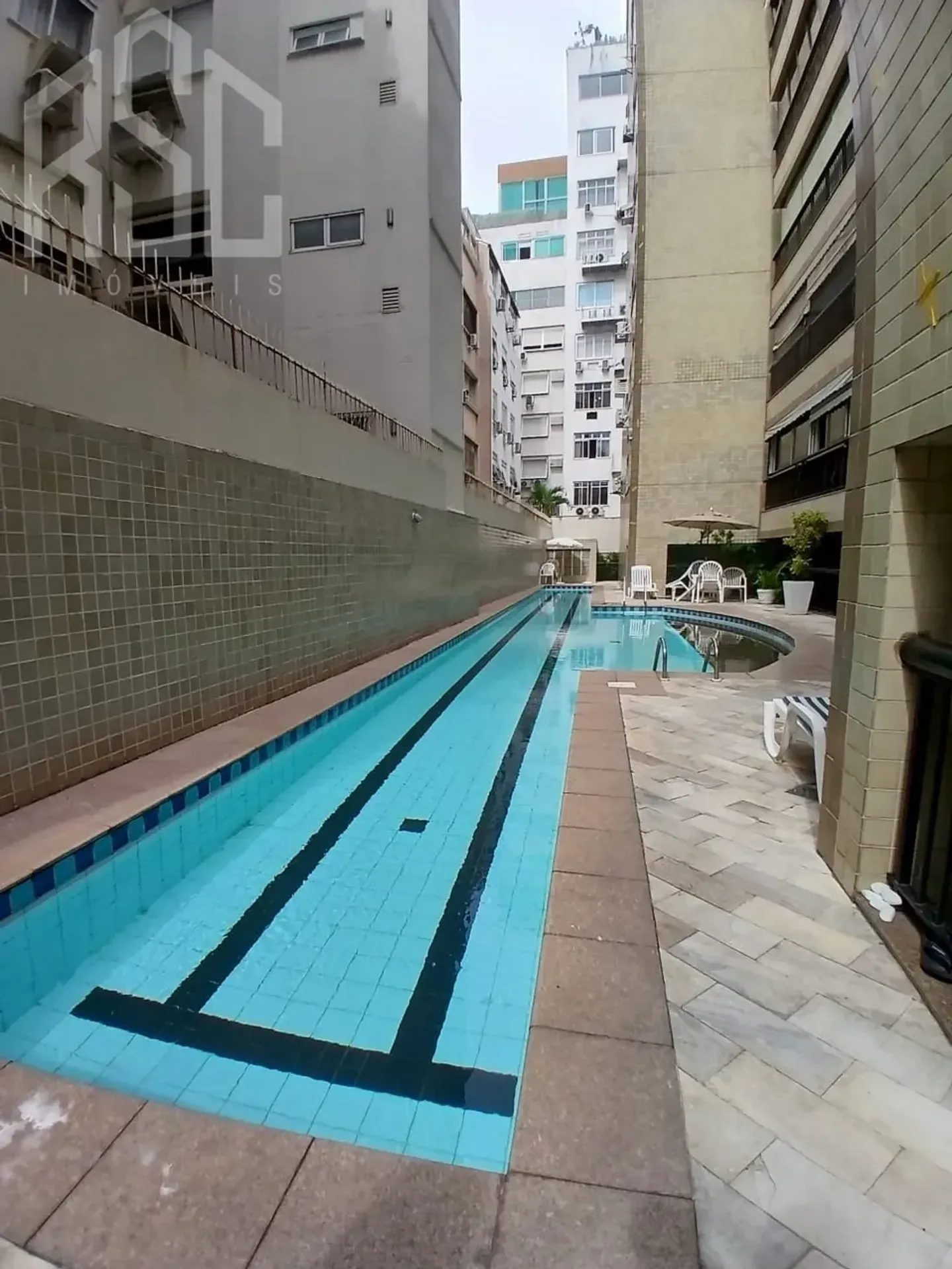 Balcony with a grill in a 2-bedroom apartment, 153 m² — photo 29