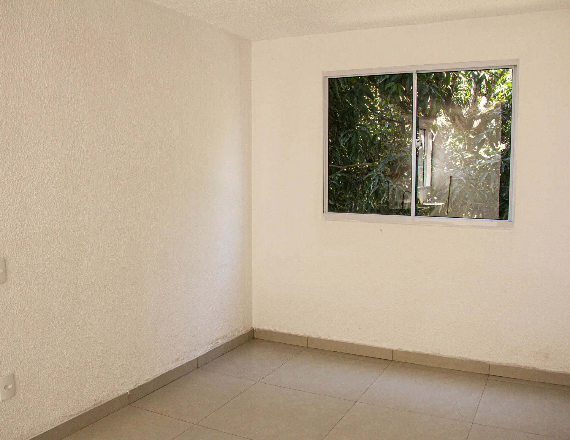 Balcony with a grill in a 2-bedroom apartment, 45 m² — photo 11