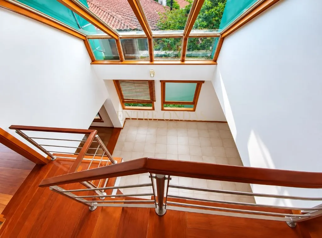 700 m² house with a bathtub and a fireplace — photo 16