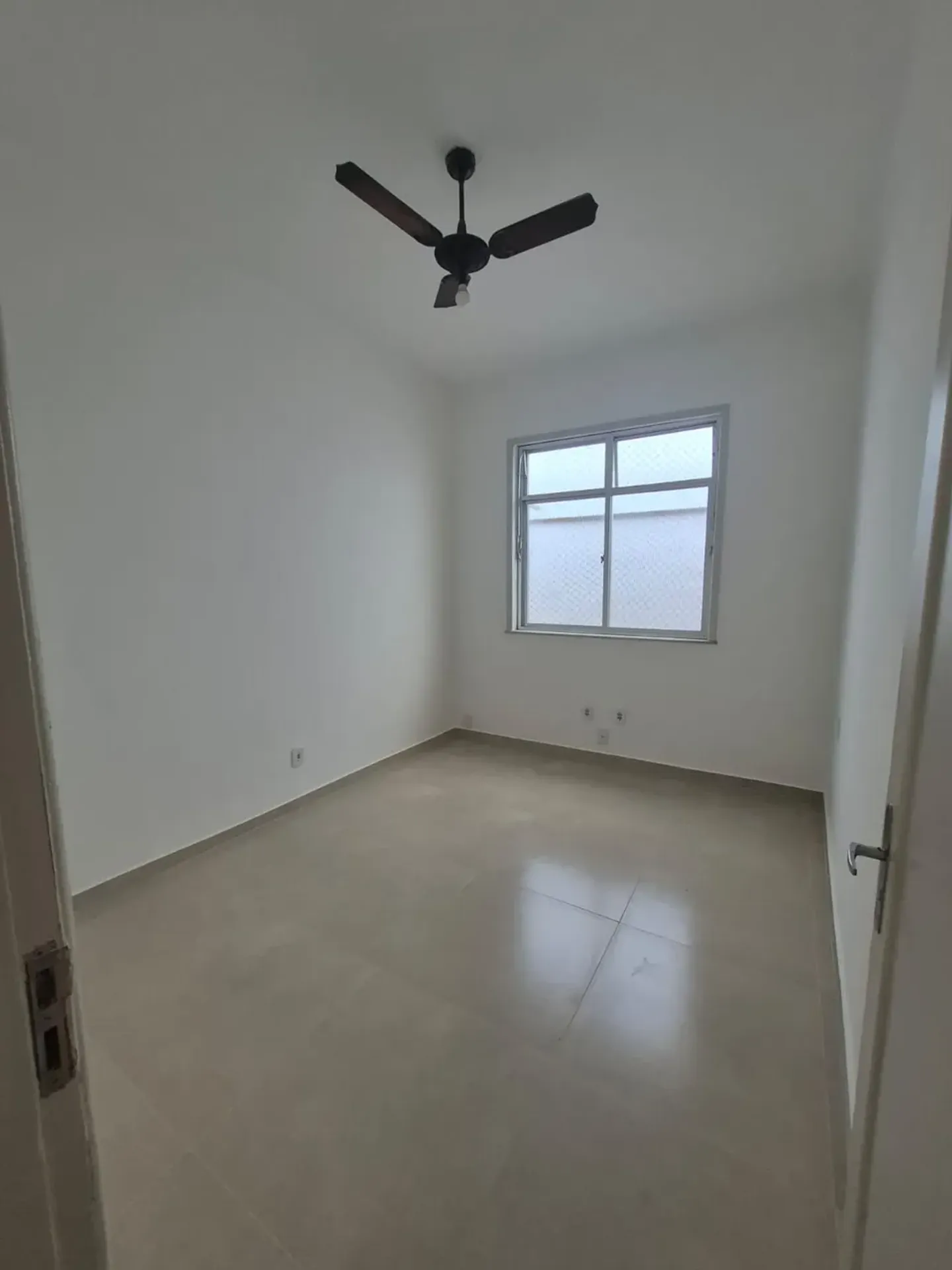 Apartamento sem mobília com cozinha planejada e tanque — photo 7