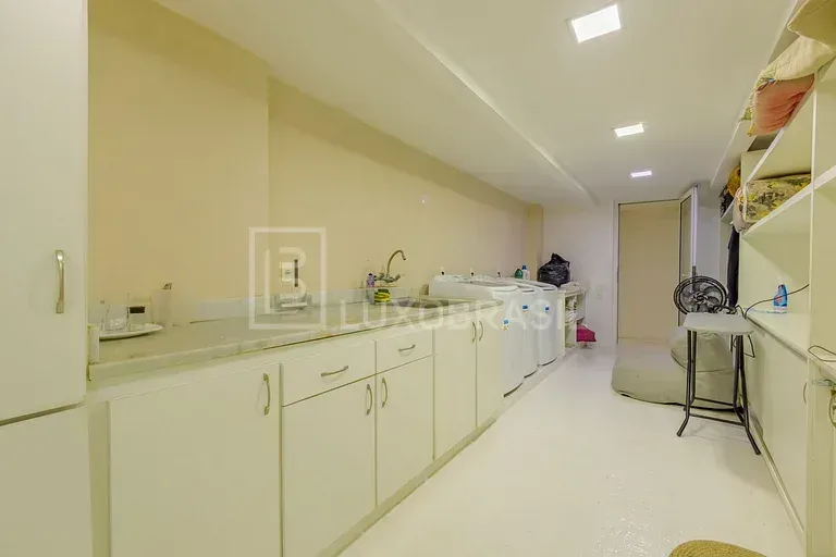 Furnished house with 5 bedrooms and an open-plan kitchen — photo 31