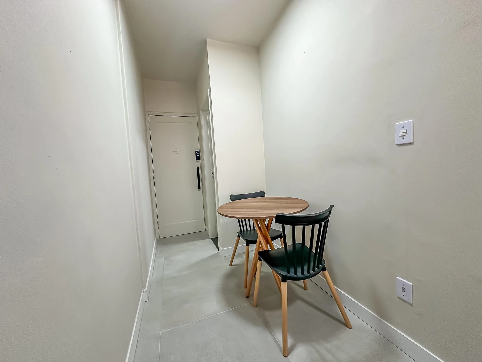 Furnished 1-bedroom apartment with no parking — photo 34