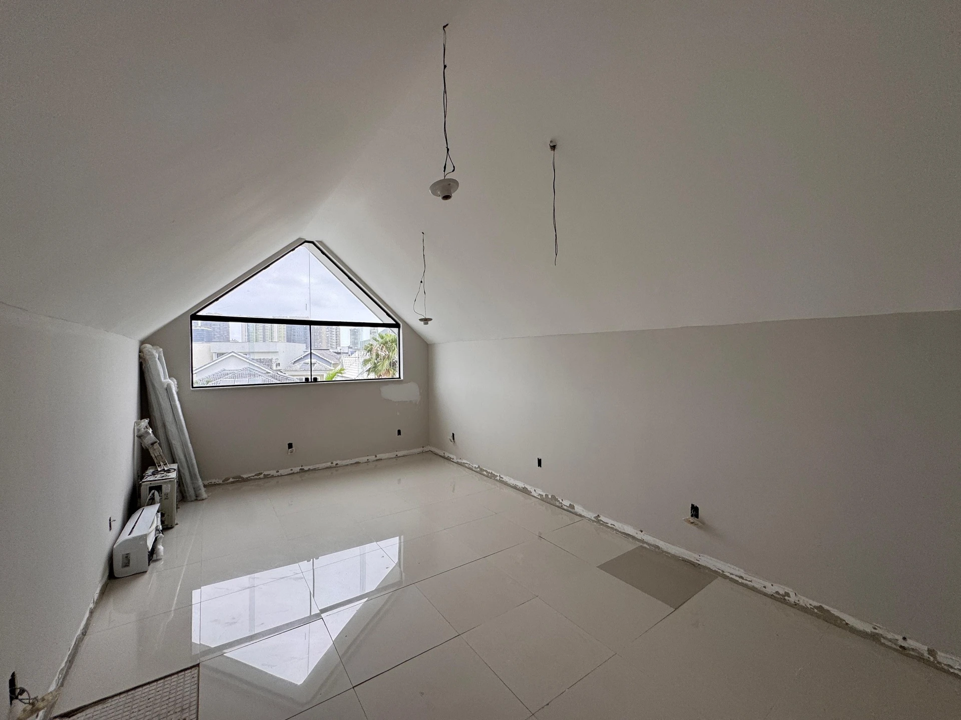 Будинок 280 м² із заскленим балконом та панорамними вікнами — photo 17