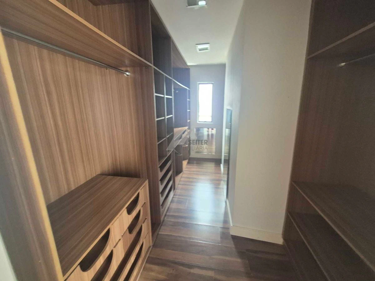Balcony with a grill in a 3-bedroom apartment, 142 m² — photo 19