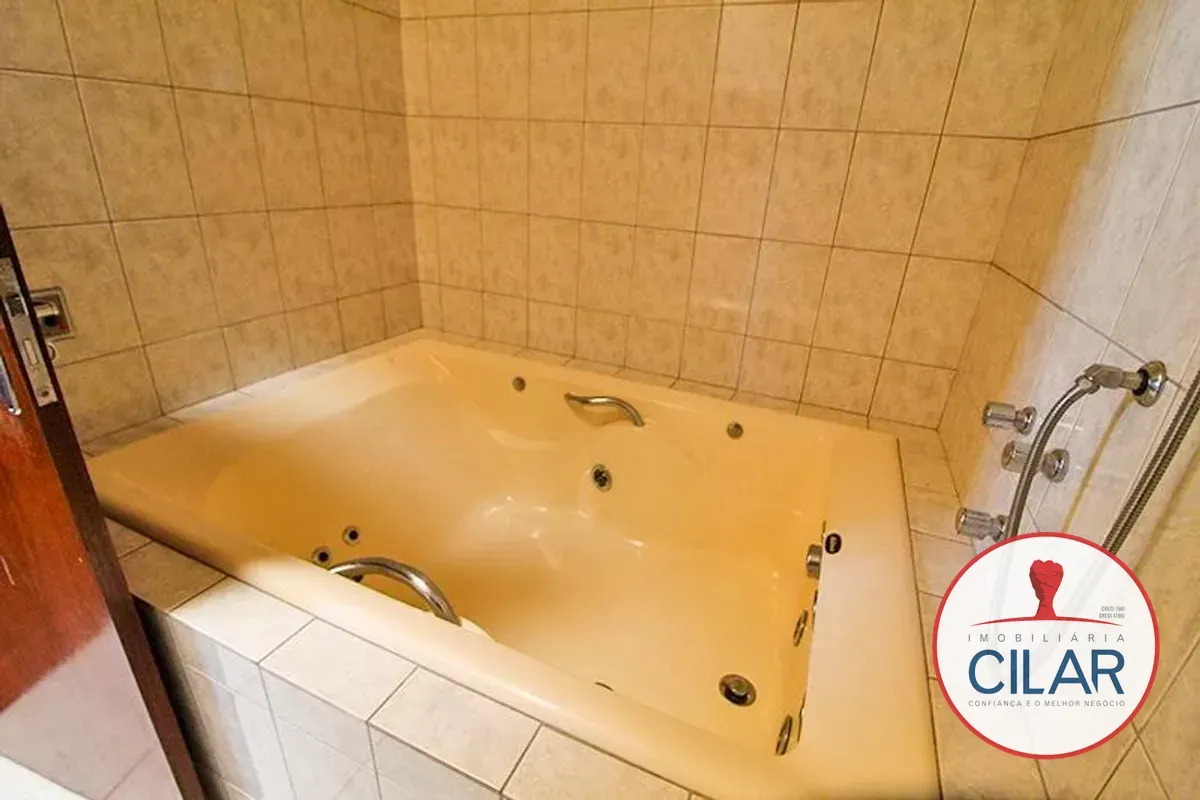 Bathtub in a 4-bedroom house, 280 m² — photo 27