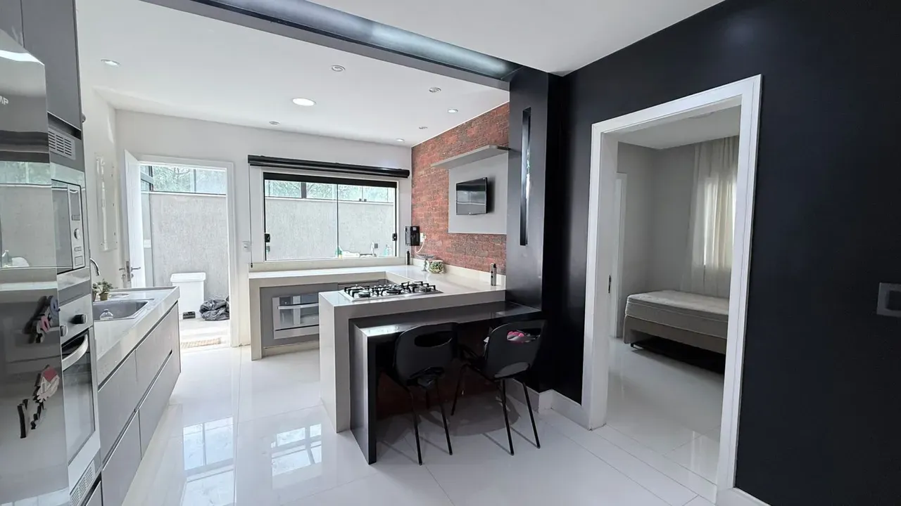 House with 6 bedrooms and an open kitchen with gas stove — photo 32