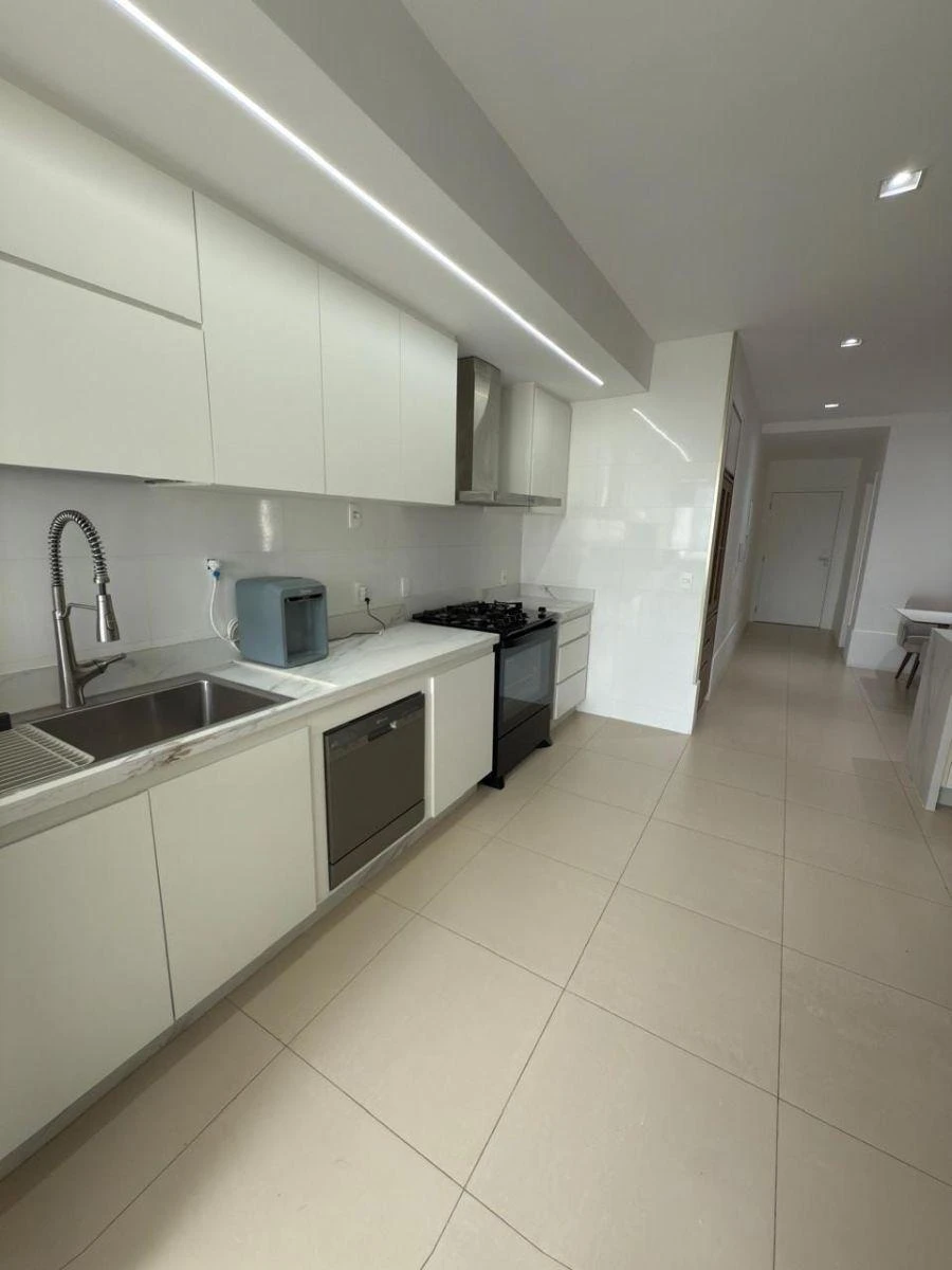 294 m² apartment with 4 suites and an open-plan kitchen — photo 2