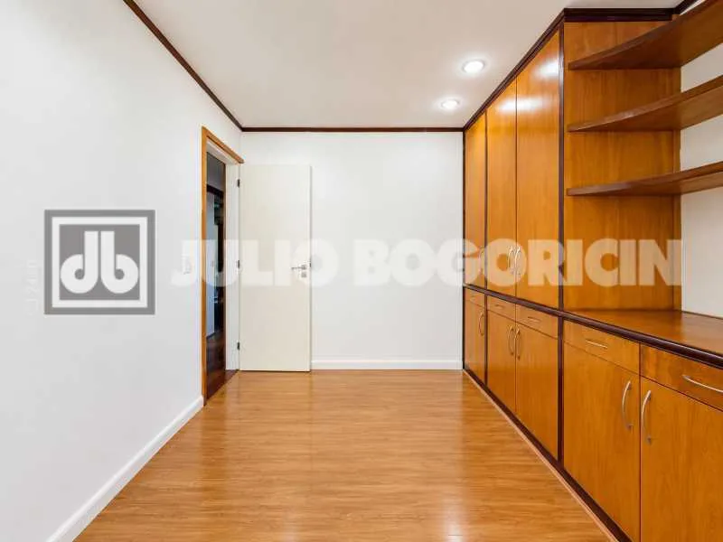 3-bedroom apartment with a park view in Rio de Janeiro — photo 29
