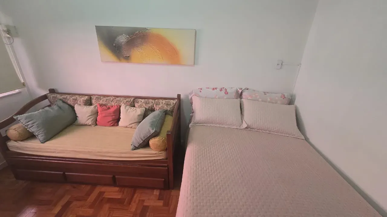 One-bedroom apartment with wood or laminate floors — photo 4