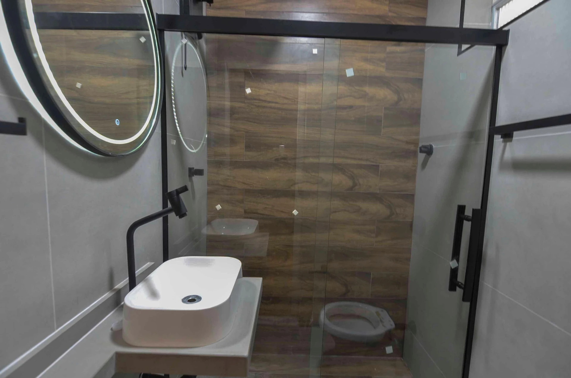 One-bedroom apartment with wood or laminate floors — photo 4