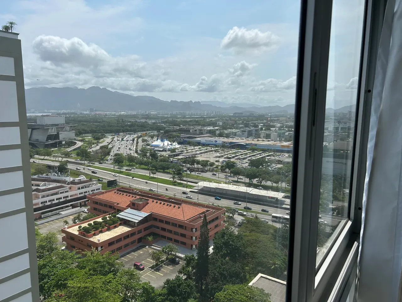 4-bedroom apartment with a water view — photo 4