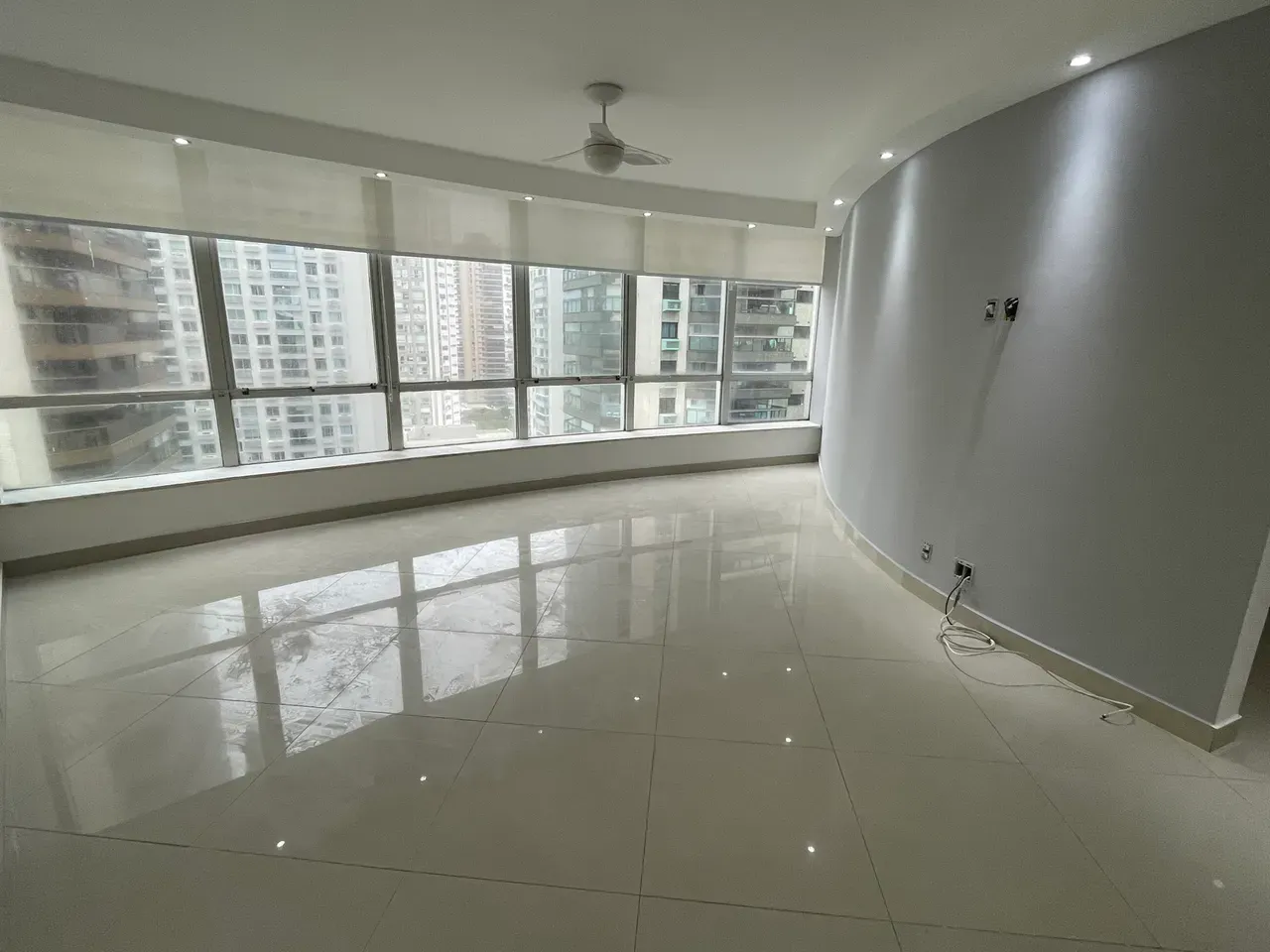 Unfurnished apartment with floor to ceiling windows — photo 5