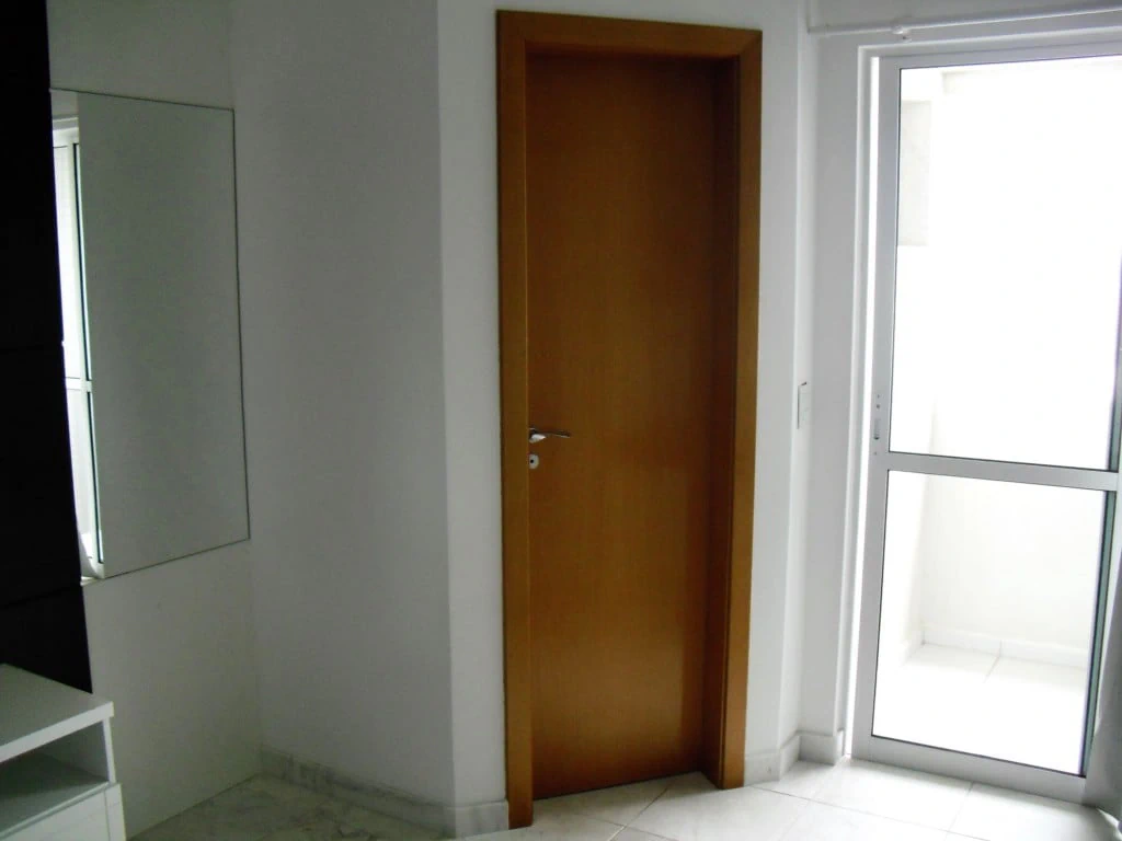 Студия 37 м² с панорамными окнами и застеклённым балконом — photo 16