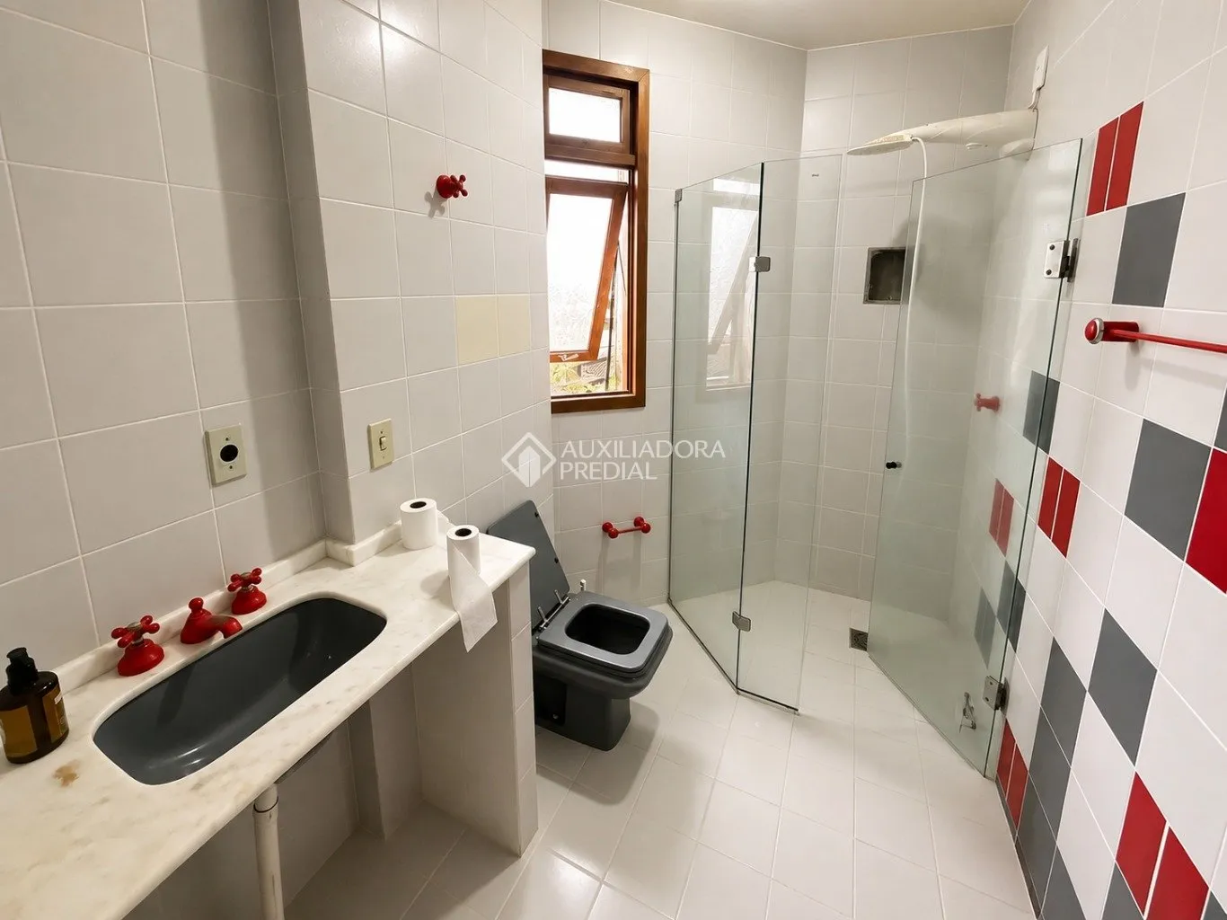 House with 5 bedrooms and 2 en-suites plus 2 parking — photo 12