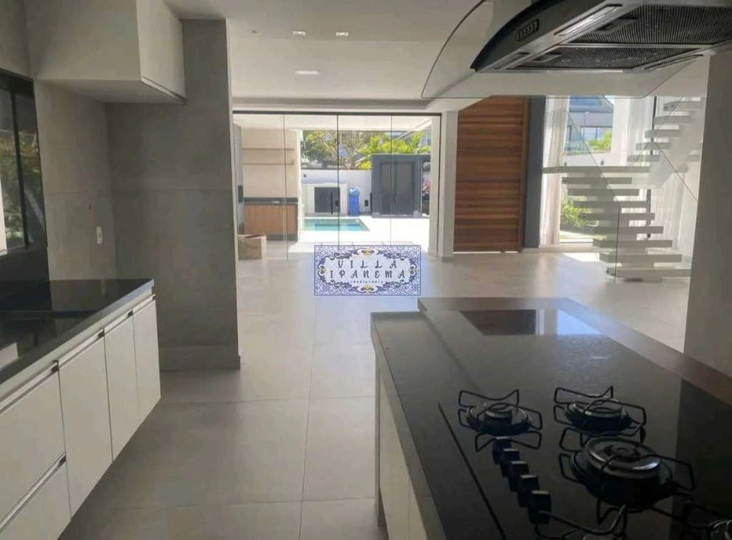 515 m² house with 5 en-suite bedrooms and 2 parking spots — photo 2