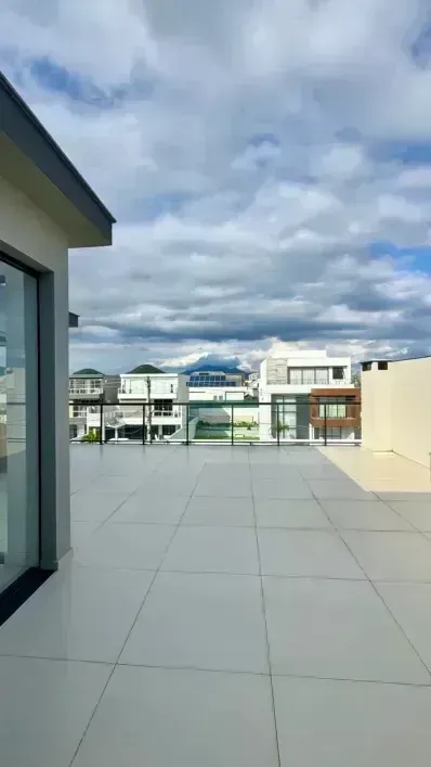 Casa com 5 suítes e piscina externa no condomínio — photo 25