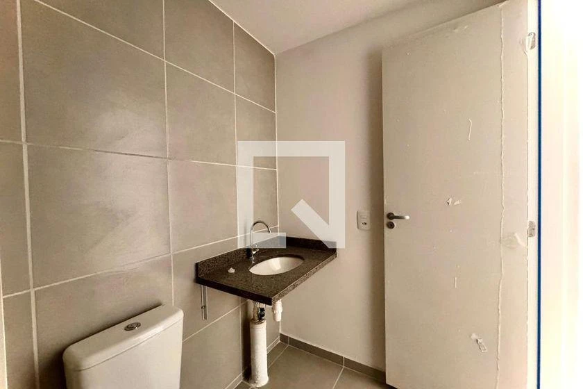 Balcony with a grill in a one-bedroom apartment, 33 m² — photo 11
