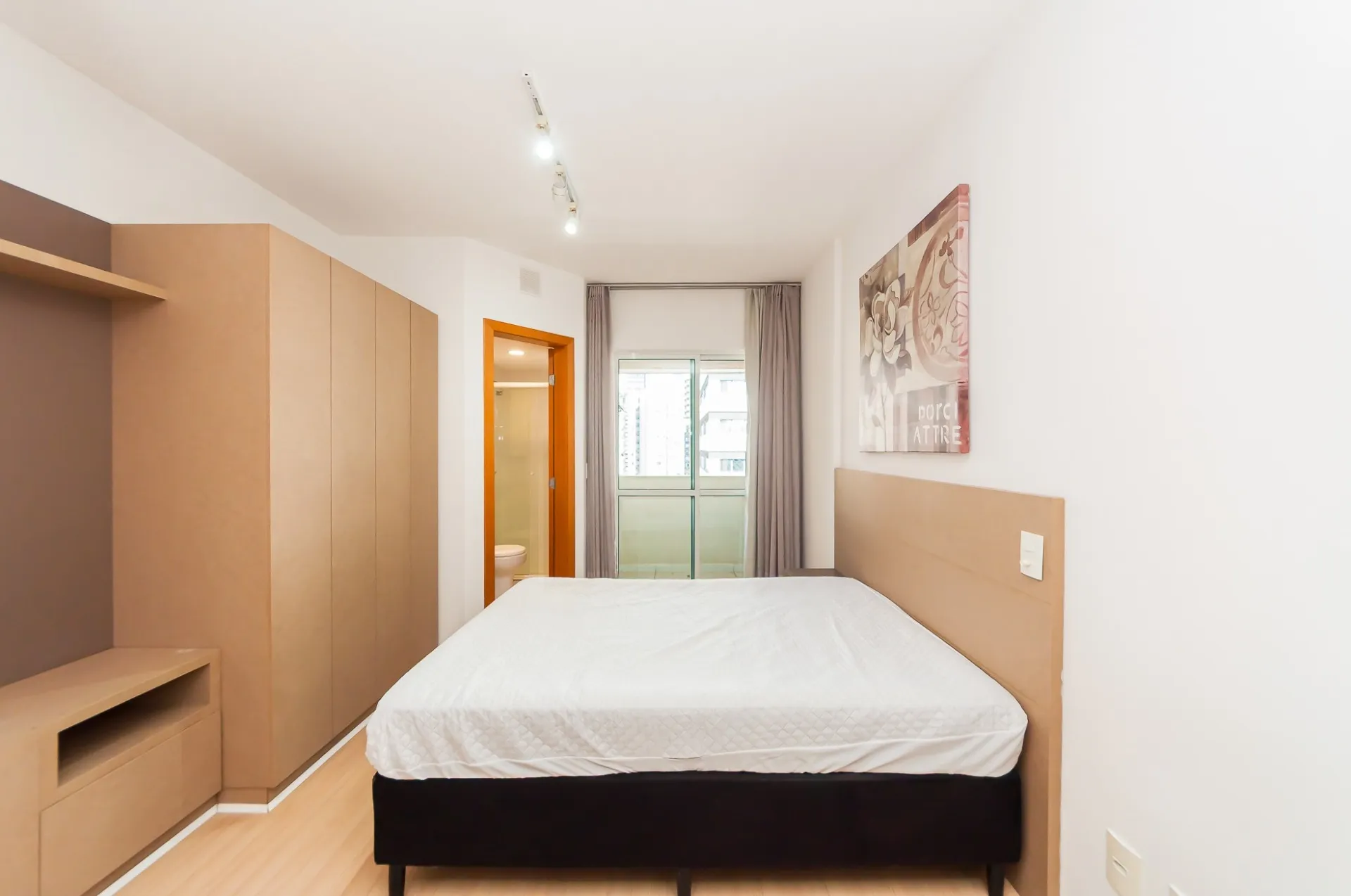Furnished apartment with an open-plan kitchen and 1 parking spot — photo 26