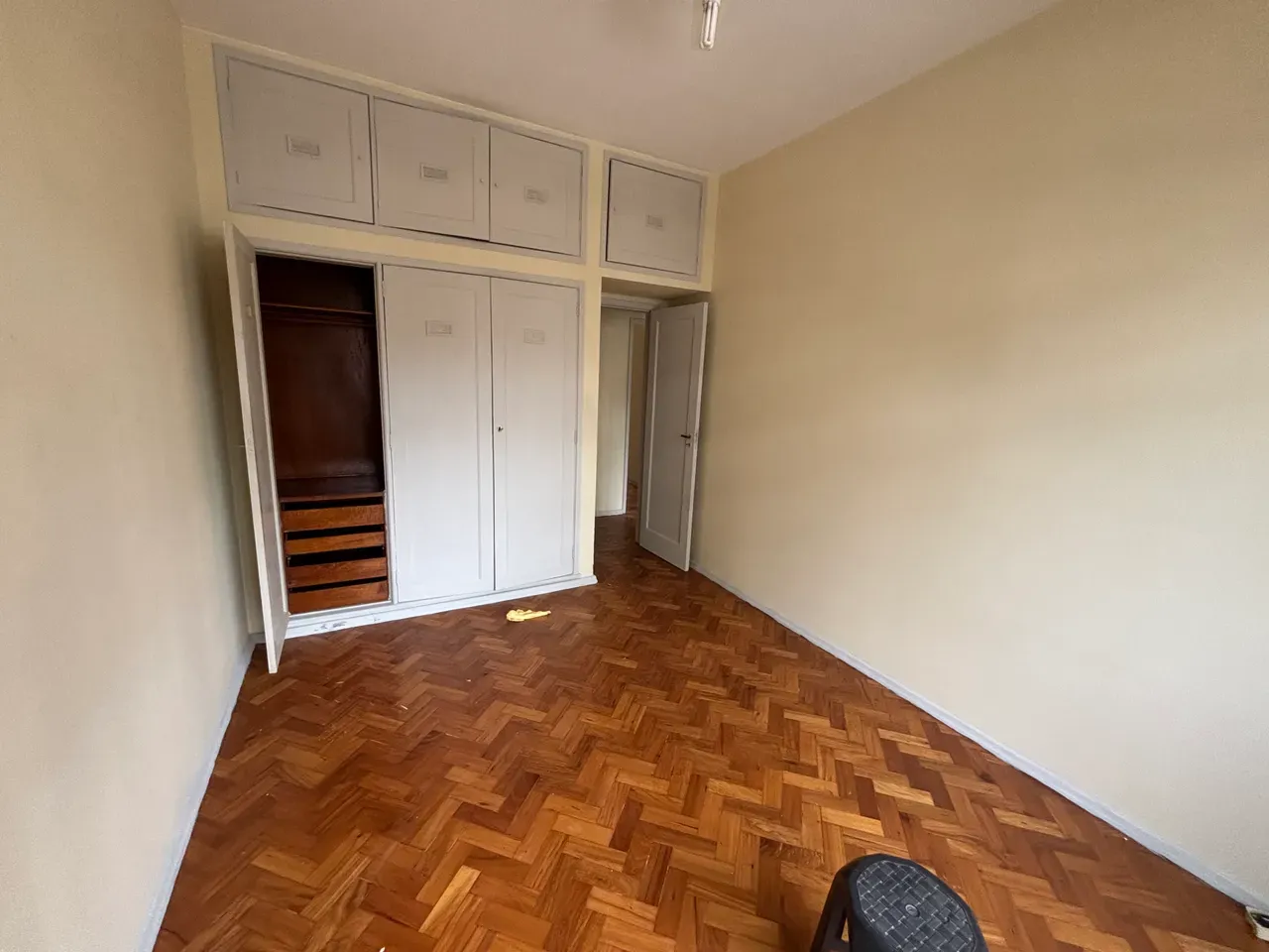 Wood or laminate floors in a 3-bedroom apartment, 100 m² — photo 3