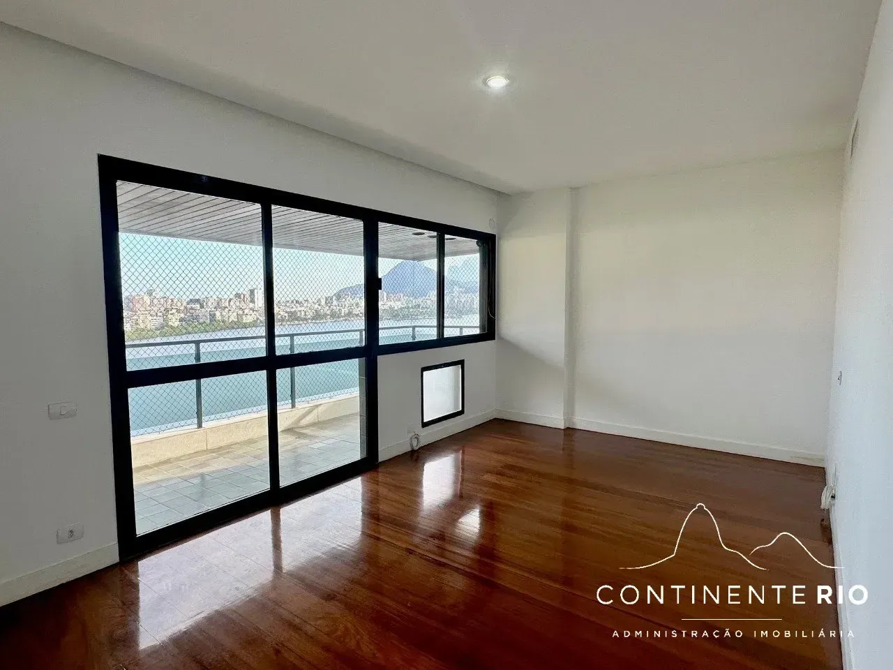Apartamento con 4 dormitorios y balcón acristalado — photo 15
