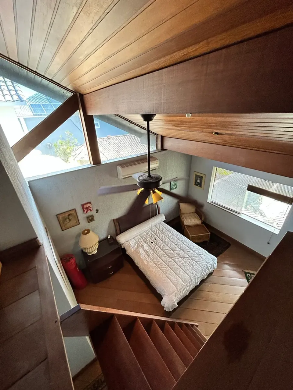 House with 4 bedrooms and 5 bathrooms plus shared pool area — photo 16