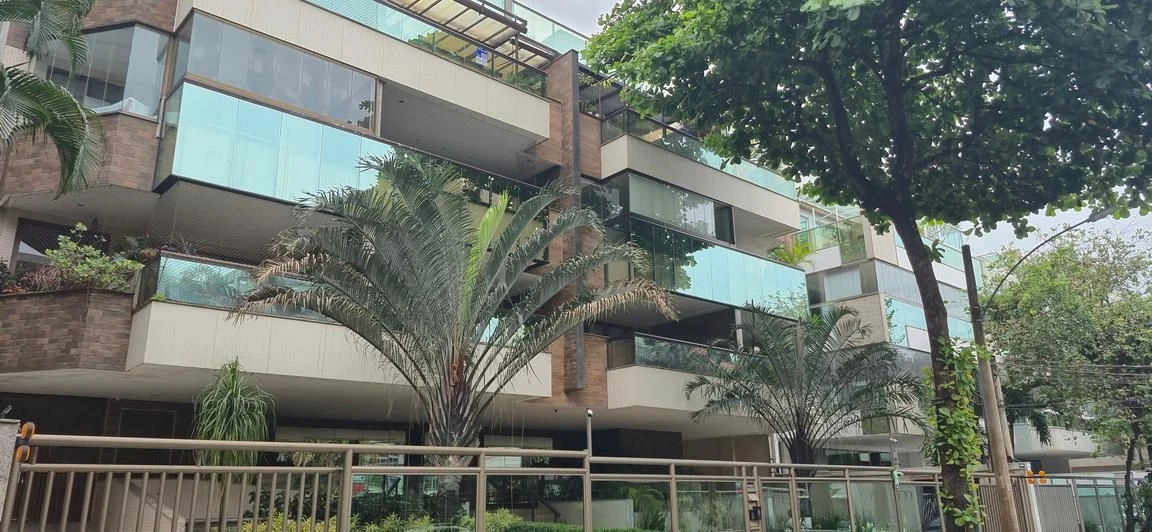 Furnished apartment, 300 m², with a glass-enclosed balcony — photo 59