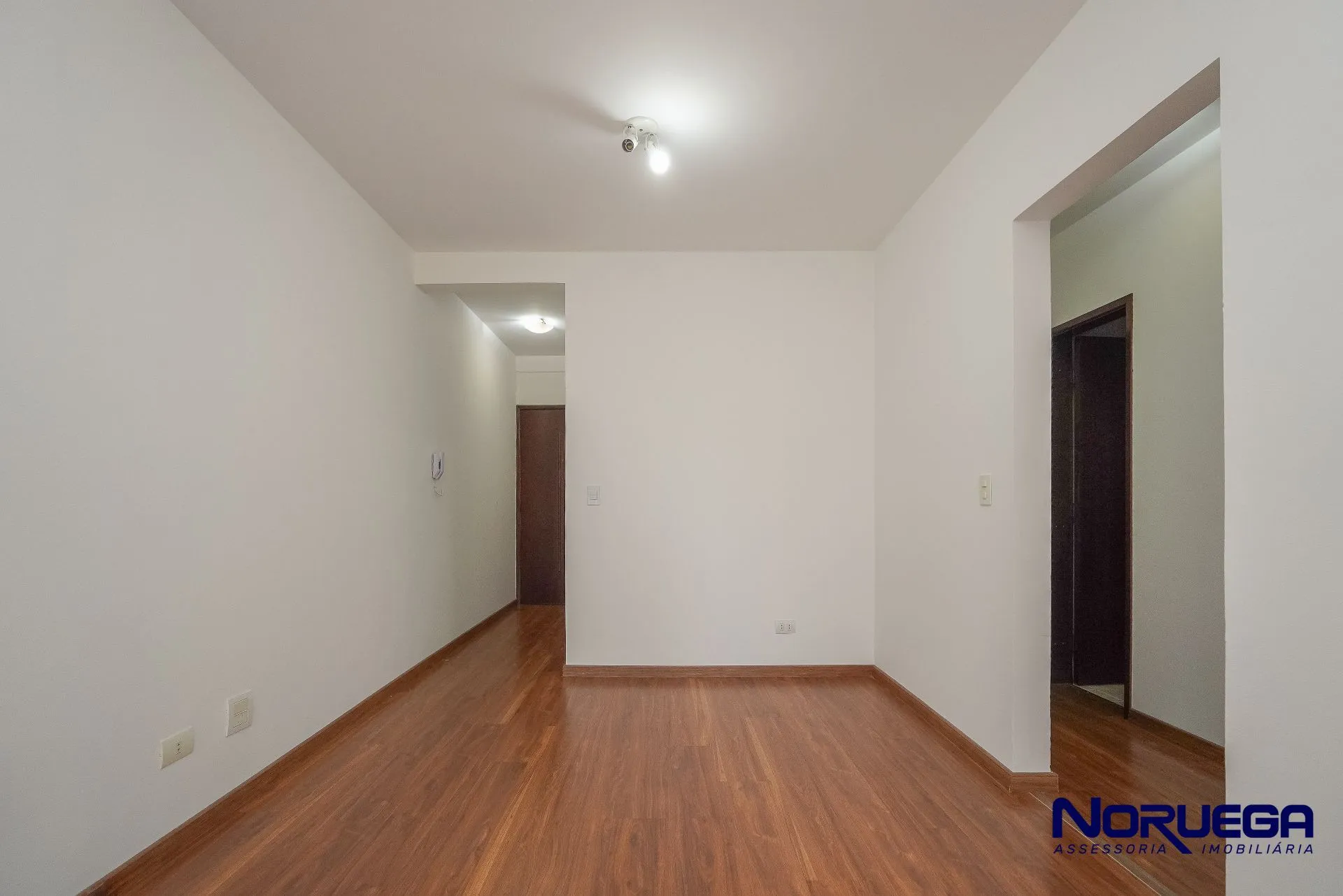 Wood or laminate floors in a 2-bedroom apartment, 103 m² — photo 5
