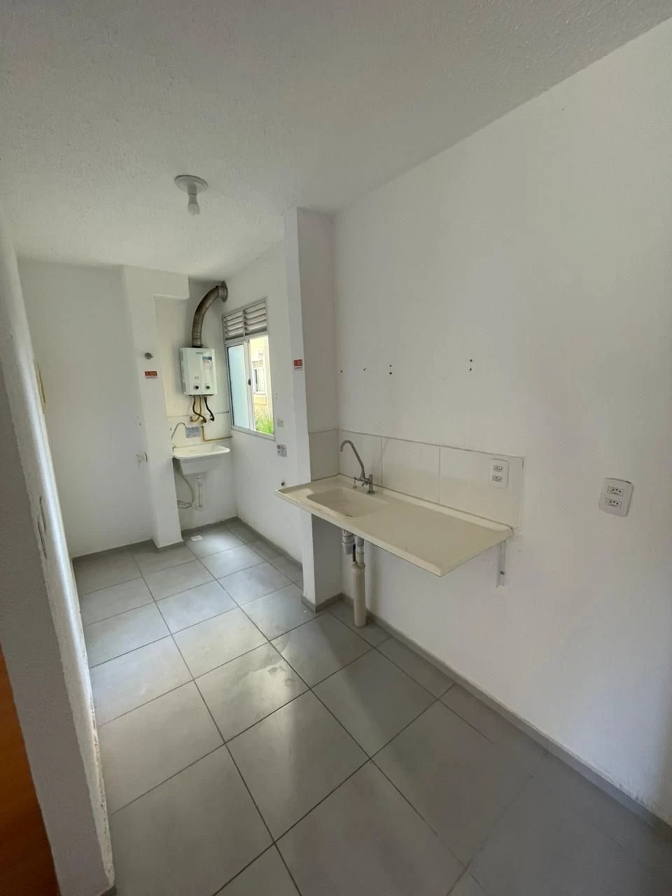 2-bedroom, 1-bath apartment with 1 parking space — photo 2