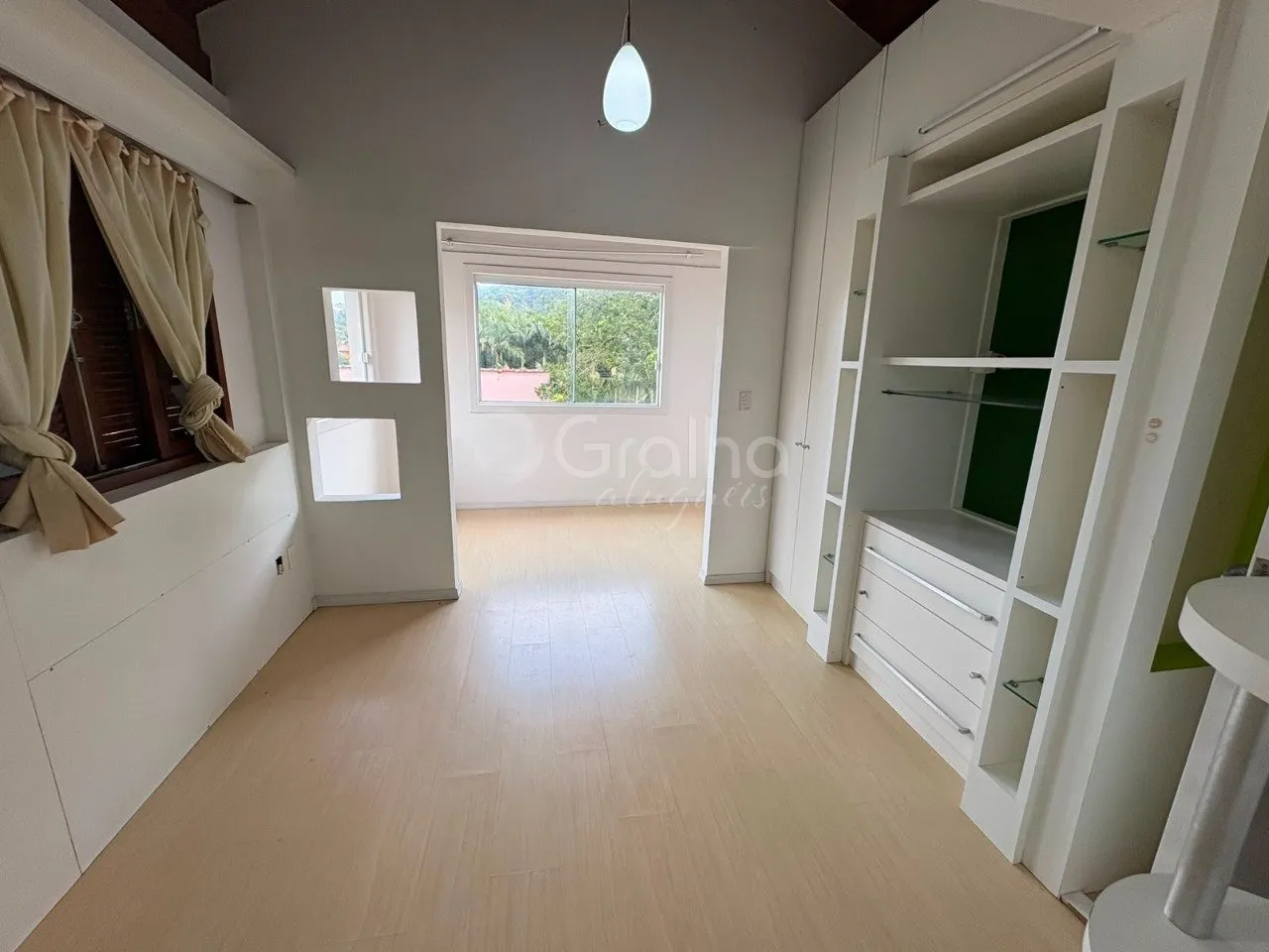 House with 3 en-suite bedrooms 435 m² and private garden — photo 27