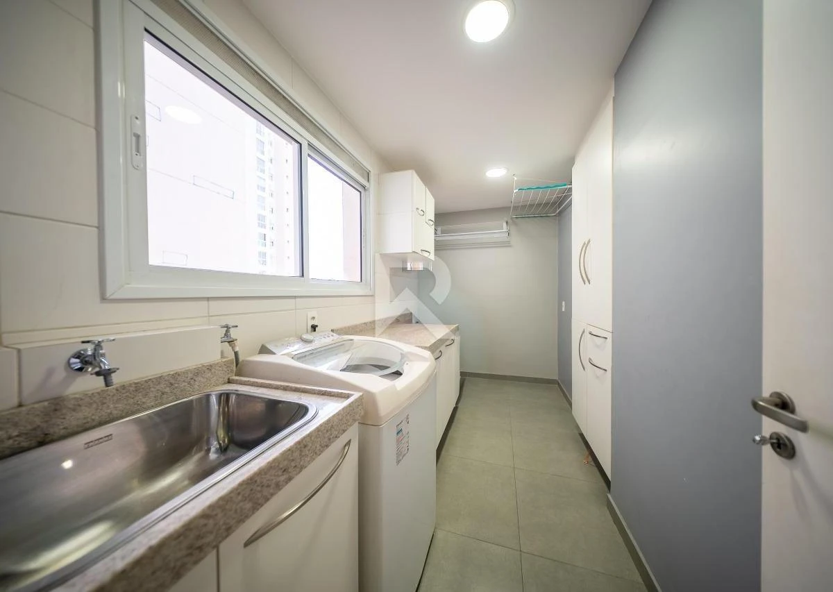 Glass-enclosed balcony in a 3-bedroom apartment, 166 m² — photo 21
