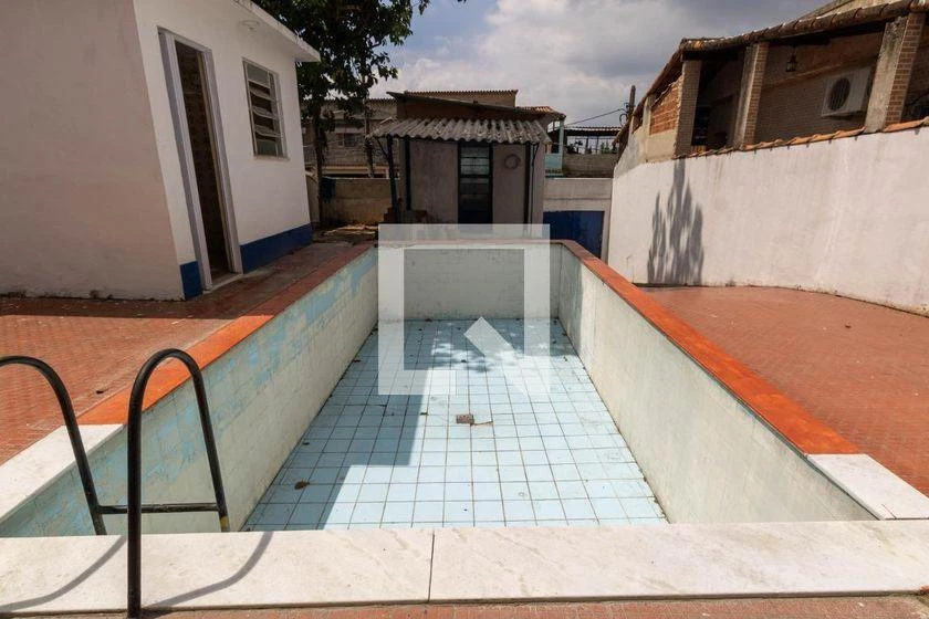 Rental house with 3 bedrooms and 300 m² of space — photo 46
