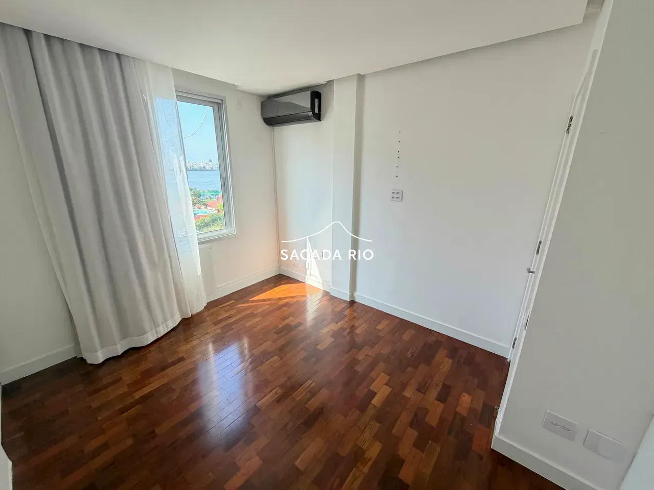 Floor-to-ceiling windows in a 3-bedroom apartment, 200 m² — photo 7