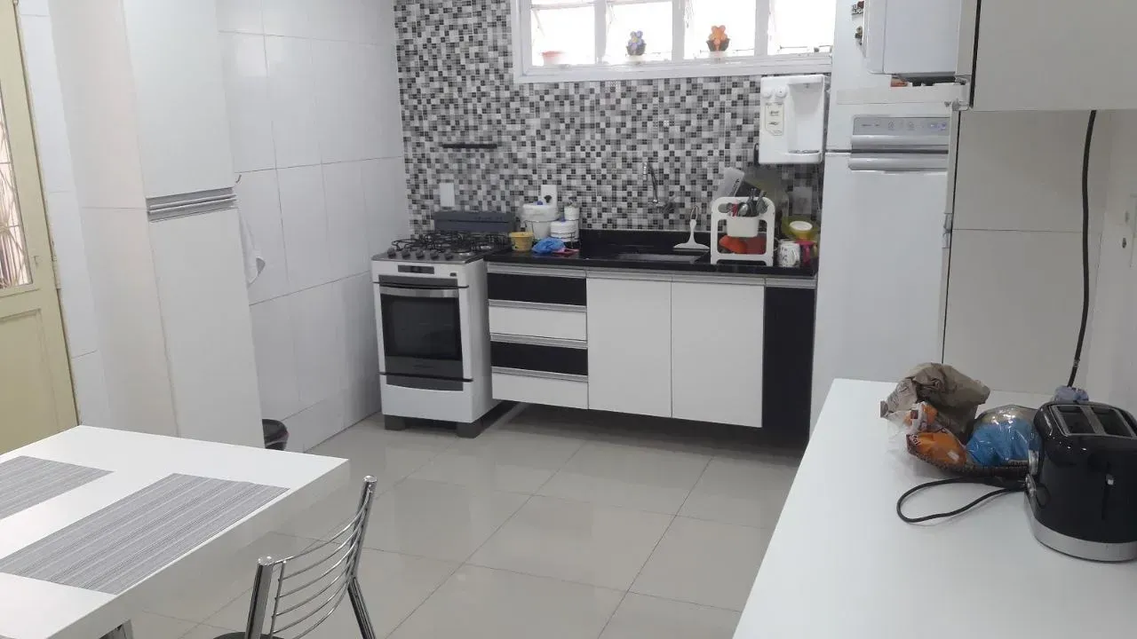 3-bedroom house with a separate kitchen and gas stove — photo 2