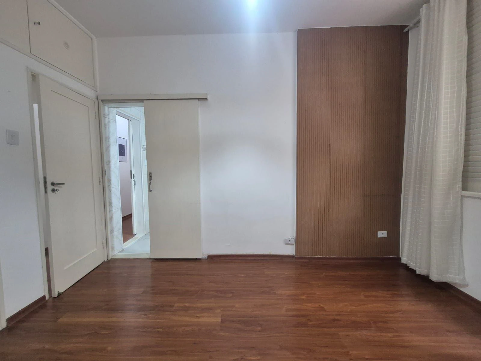 Wood or laminate floors in a 3-bedroom apartment, 100 m² — photo 16
