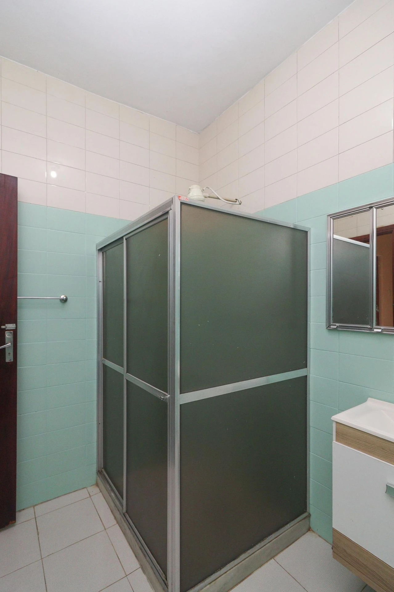 Квартира з 2 спальнями та дерев'яною підлогою або ламінатом — photo 36