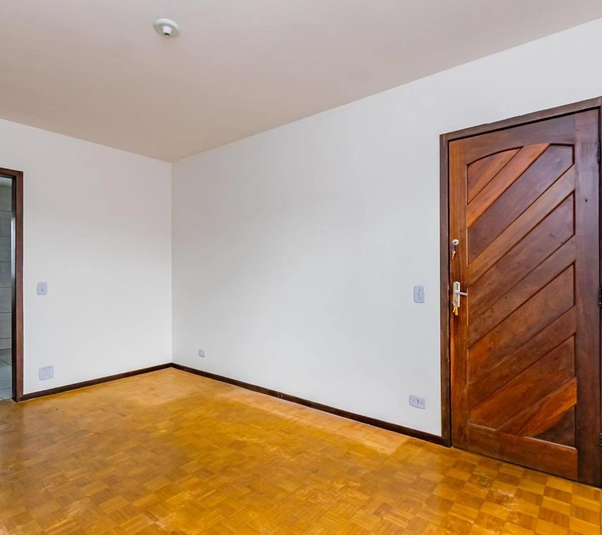 Деревянный пол или ламинат и 3 спальни: квартира 140 м² — photo 9