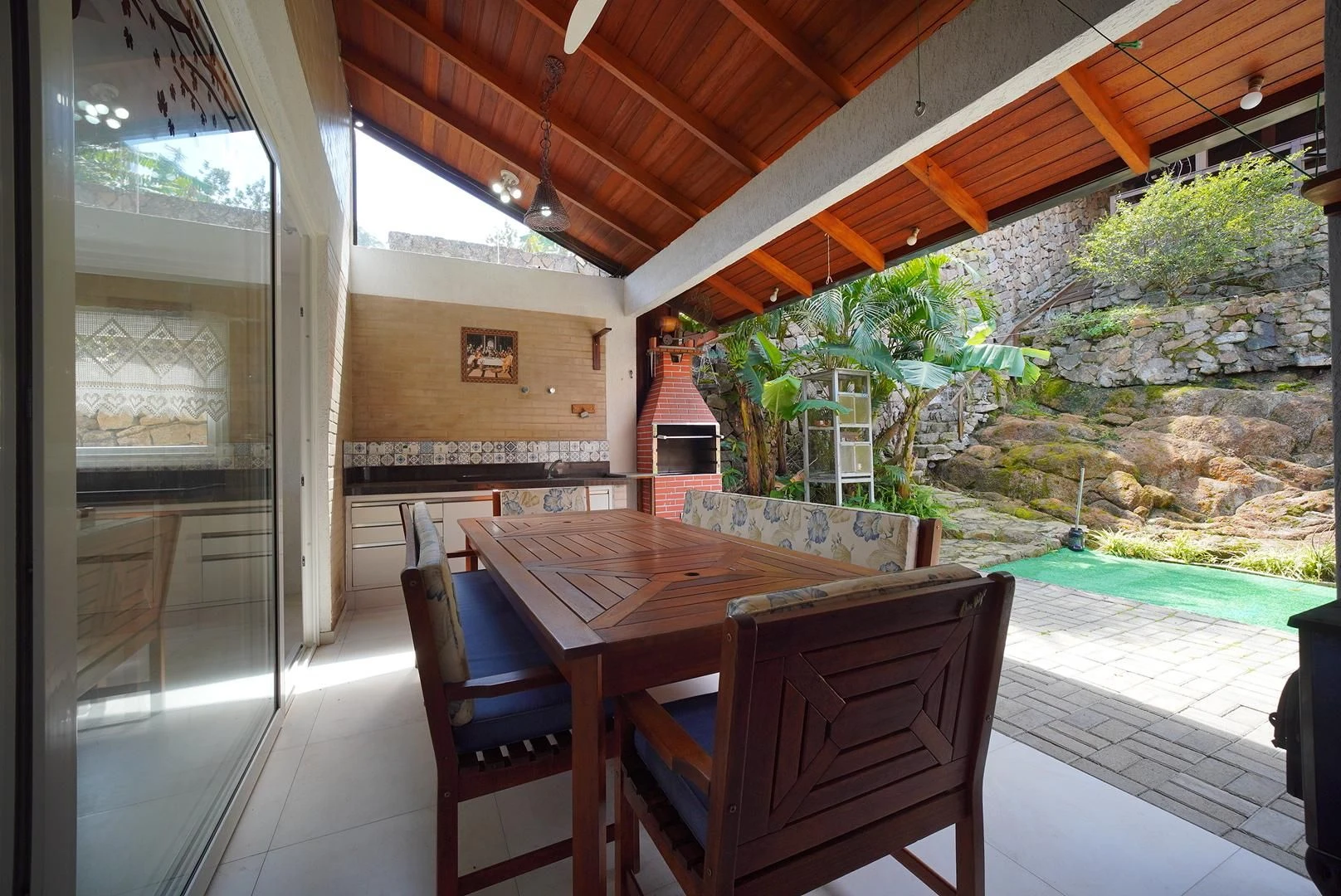 House with 2 bedrooms, 2 bathrooms and private garden