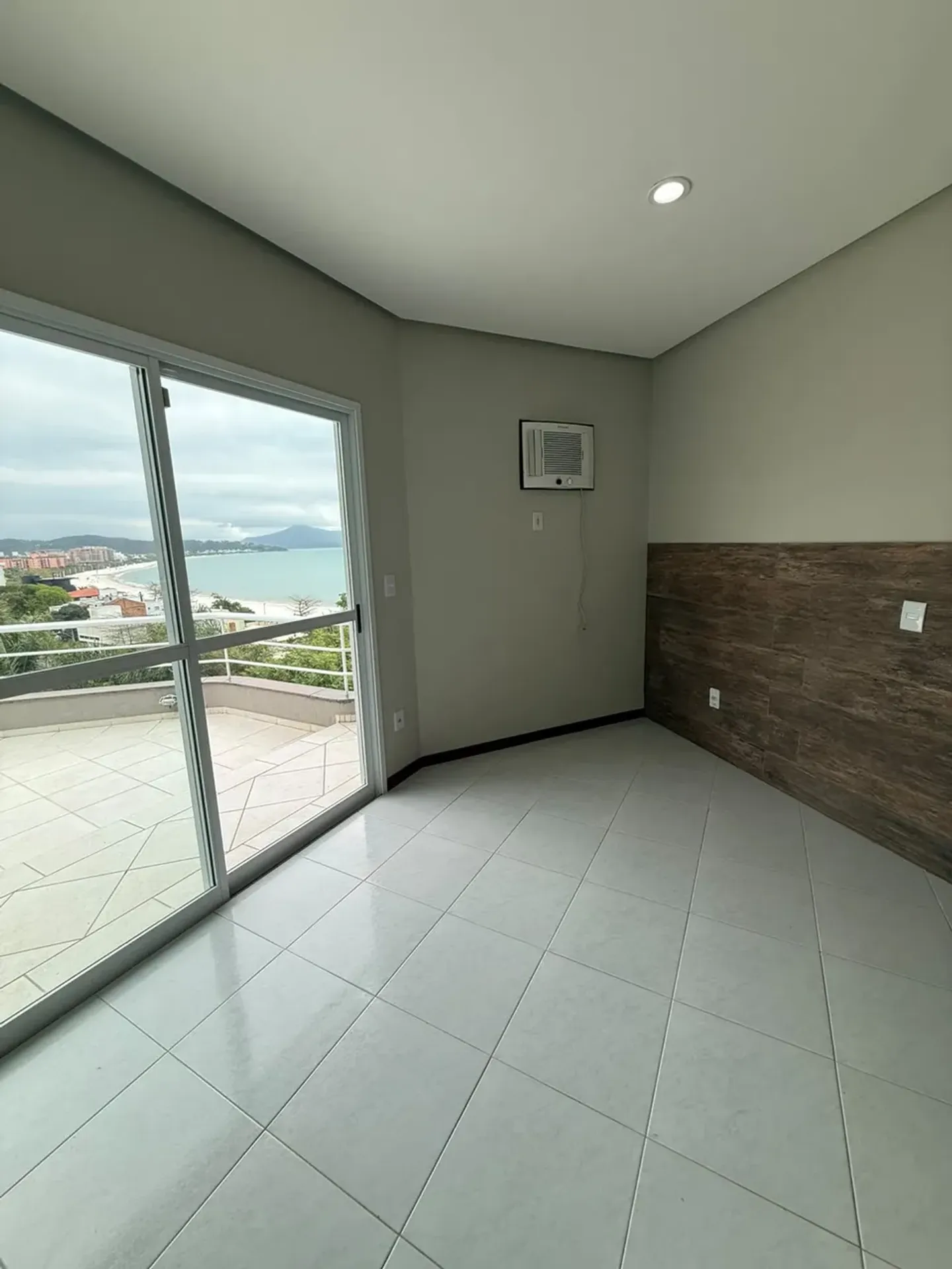 Water view in a 3-bedroom house, 180 m² — photo 19