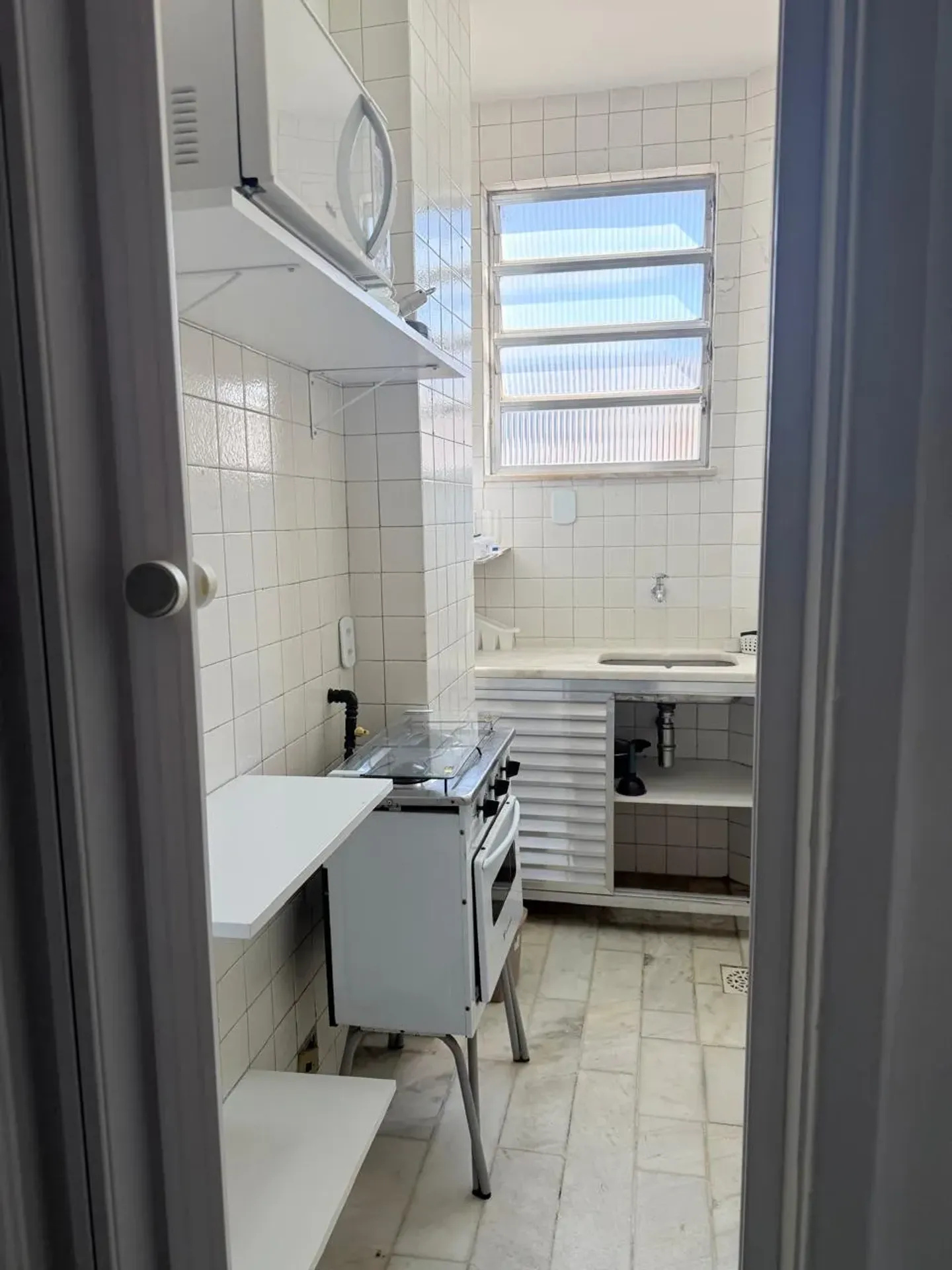 Apartamento mobiliado de 1 quarto com cozinha compacta