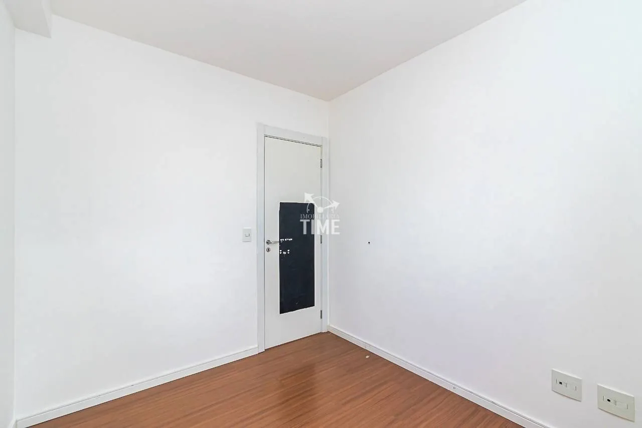 Wood or laminate floors in a 3-bedroom apartment, 78 m² — photo 29