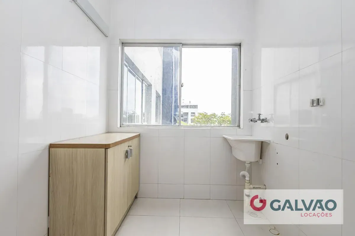 Wood or laminate floors in a one-bedroom apartment, 47 m² — photo 3