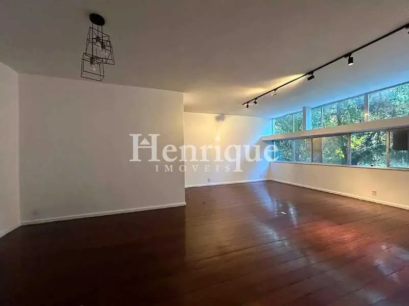 Apartment, 170 m², with wood or laminate floors — photo 8