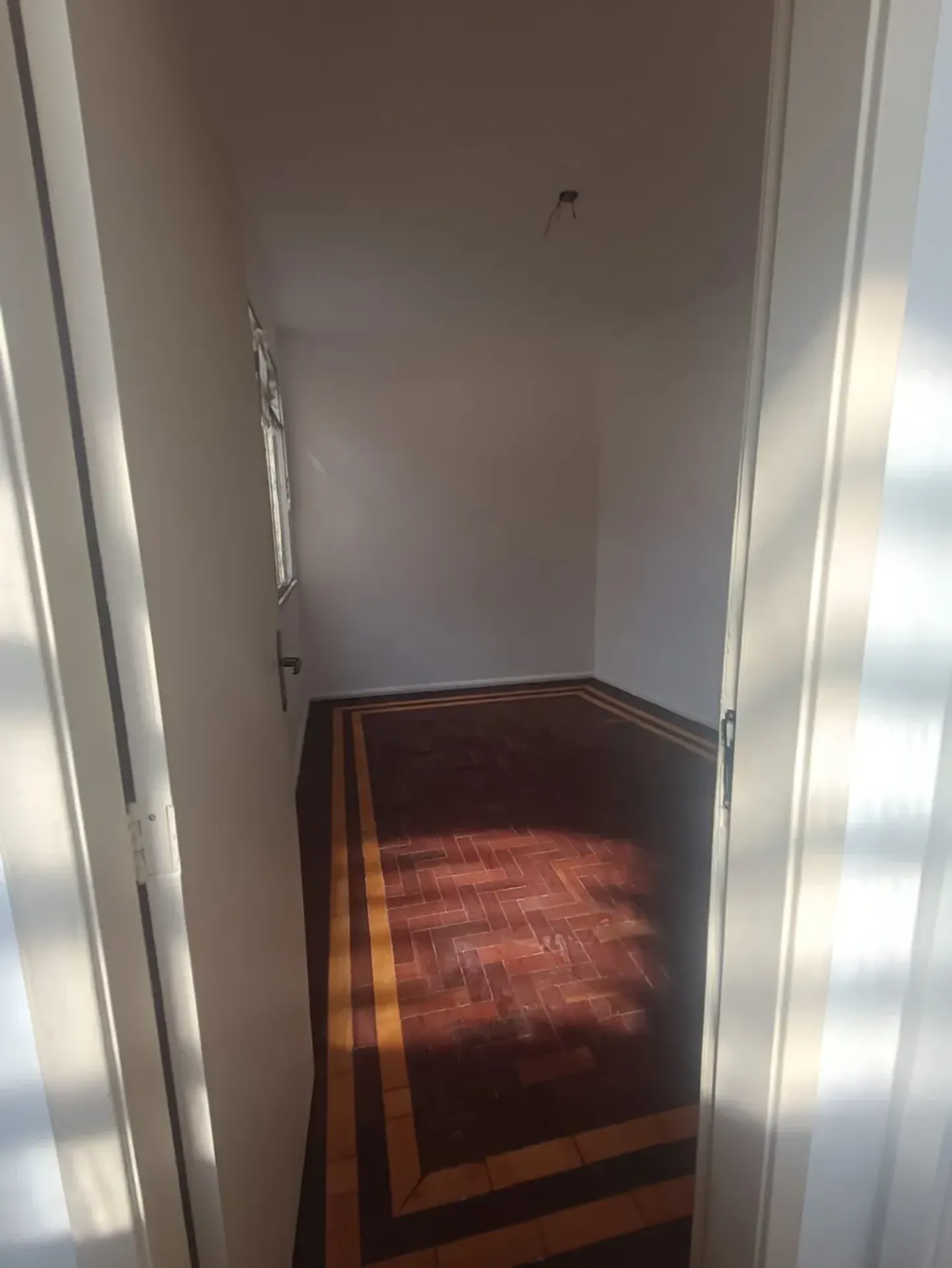 3-bedroom apartment with a closed kitchen and gas stove — photo 4