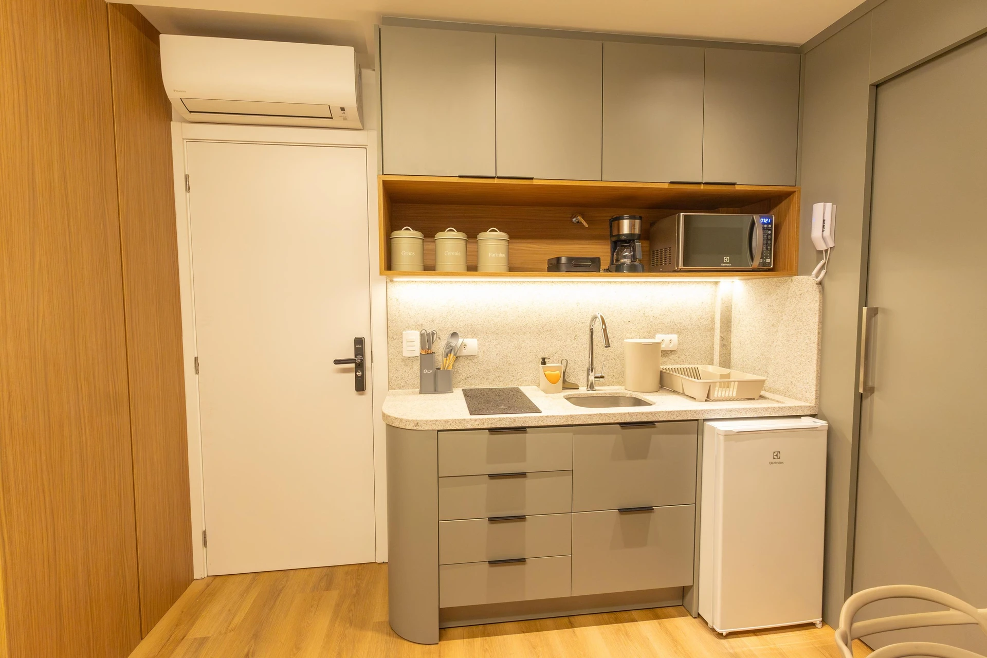 24 m² studio with a washing machine and a home office