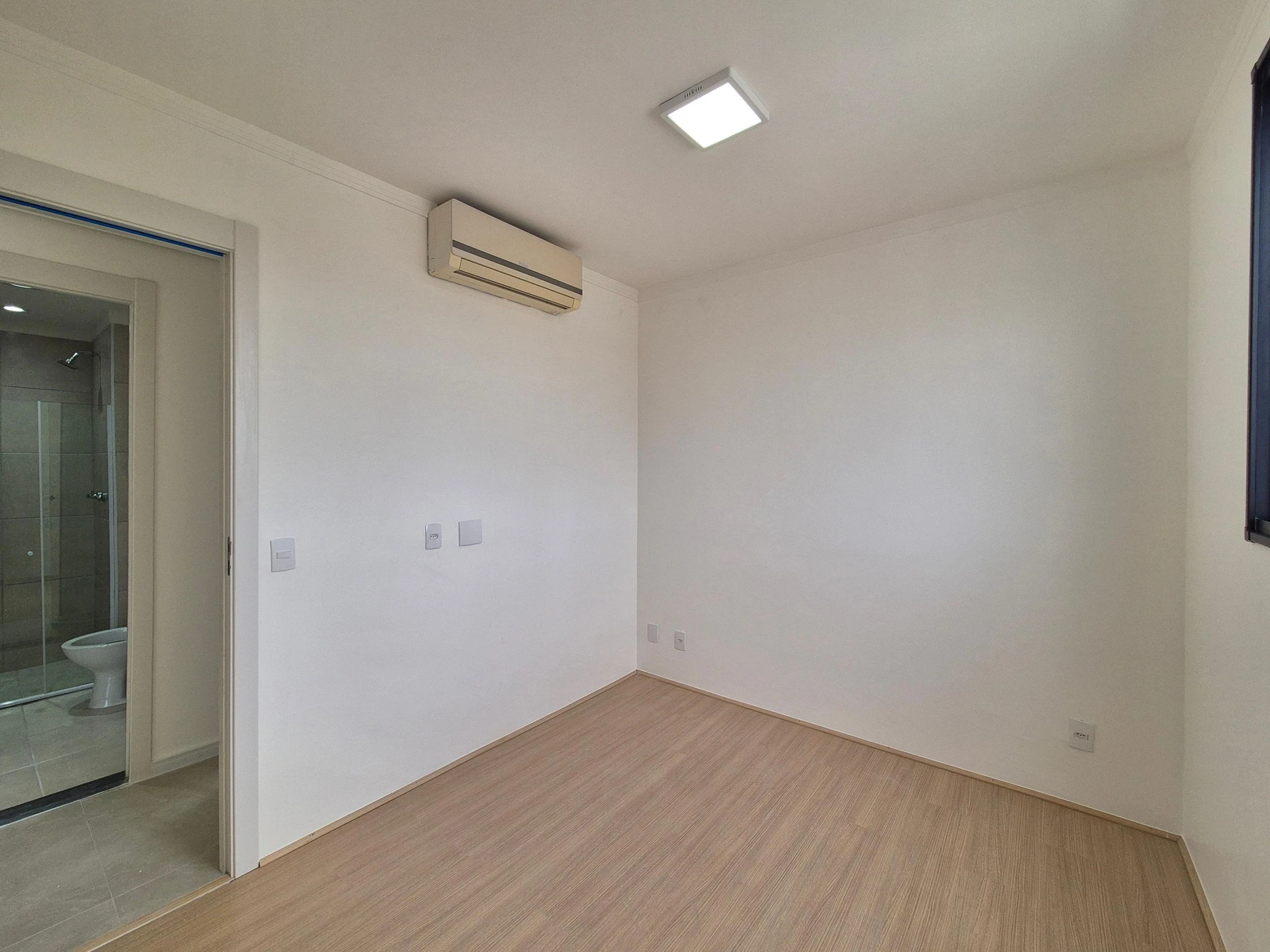 2-bedroom apartment in a building with a gym — photo 11