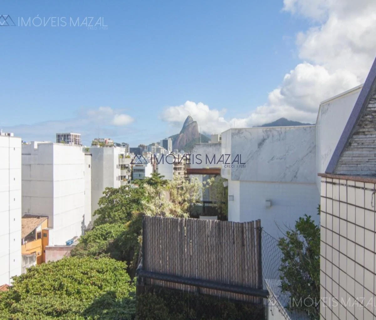 Glass-enclosed balcony in a one-bedroom apartment, 102 m² — photo 17