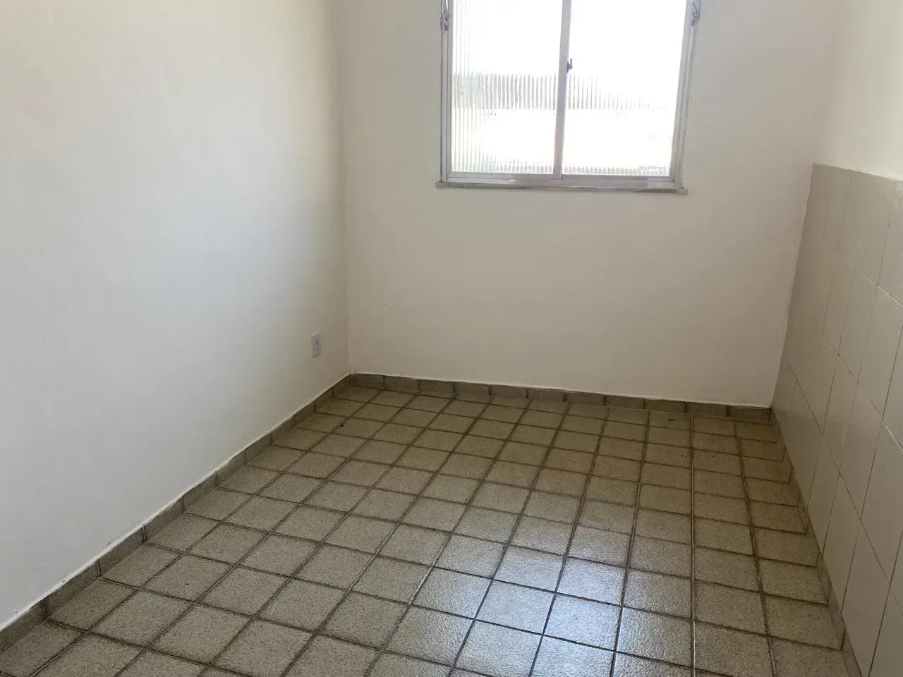 Unfurnished 2-bedroom apartment with a closed kitchen — photo 8