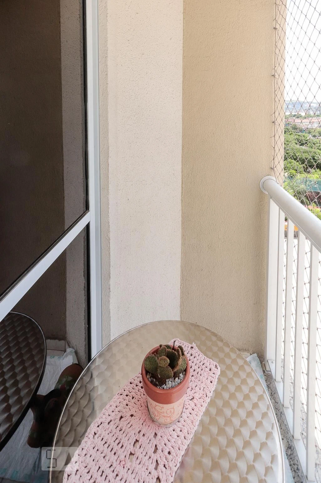 Furnished 2-bedroom apartment with balcony — photo 18